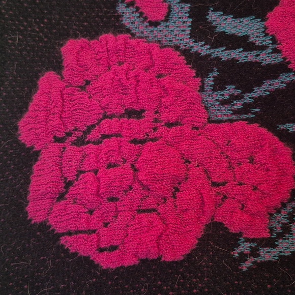 Vtg Northern Isles Black Short Sleeve Knit Sweater w/ Vibrant Pink Rose Floral - Picture 4 of 6